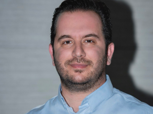 مخاطب در سینما تبلیغات را بهطور کامل تماشا میکند